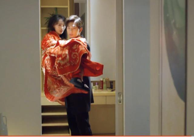 《微微一笑》杨洋给郑爽穿脱红嫁衣 网友却觉似闹鬼