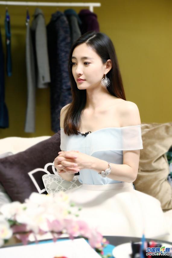 王丽坤首曝温馨童年照 让人艳羡的"草原姐妹花"