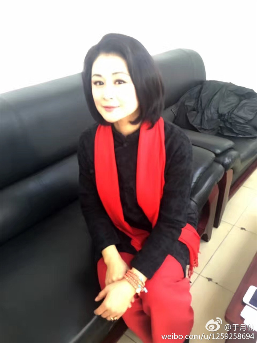 赵本山小姨子于月仙红围巾配黑唐装 风韵犹存(图)