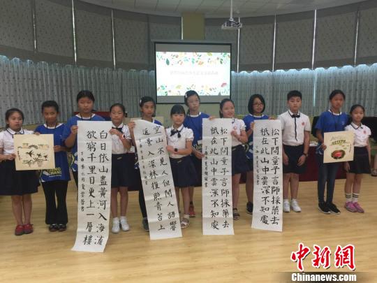 杭州的孩子们展示了自己娴熟的书法国画技艺，并将作品赠予永昌小学的同学们。　杨韵仪 摄
